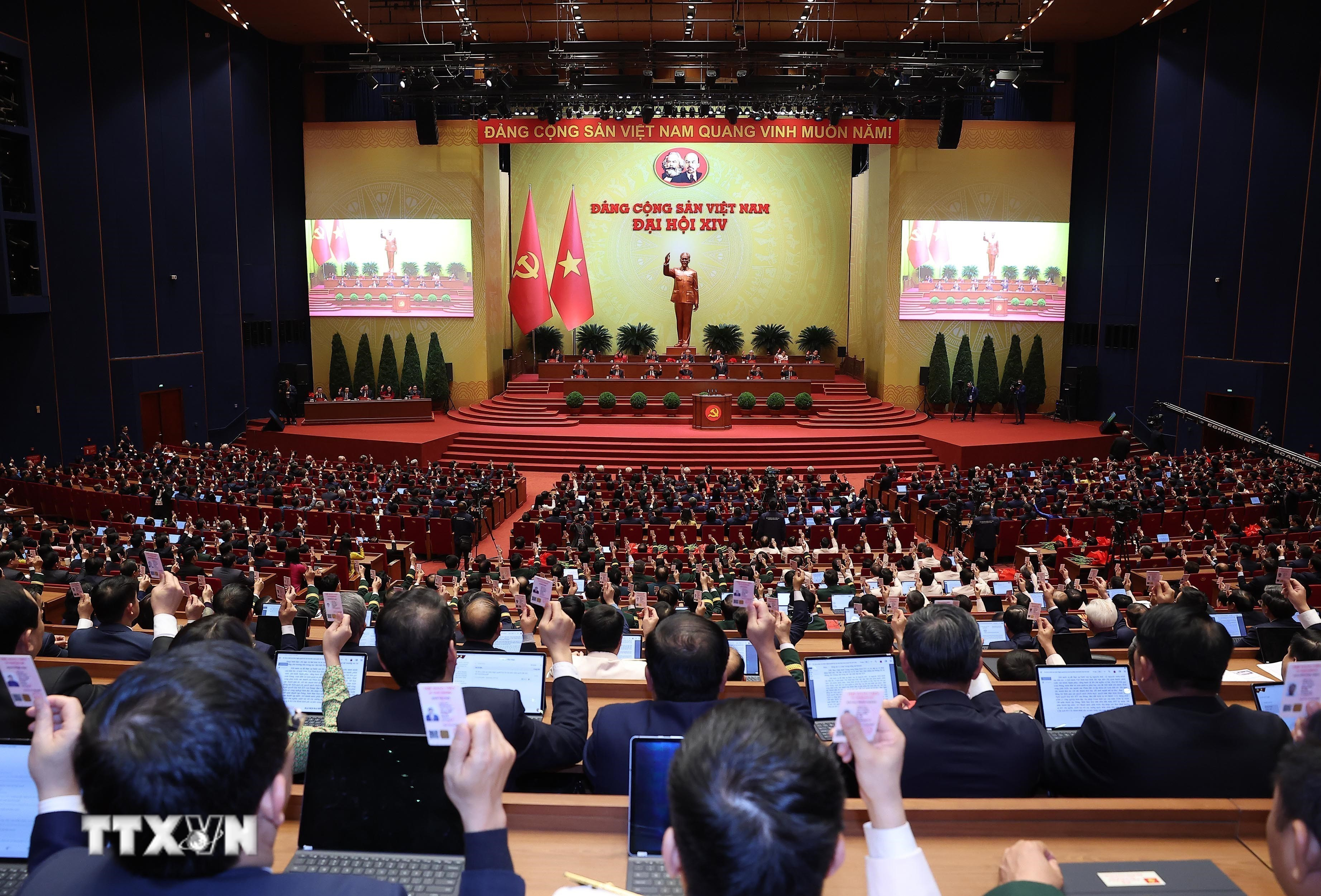 Các đại biểu biểu quyết thông qua Nghị quyết Đại hội XIV của Đảng. (Ảnh: TTXVN)