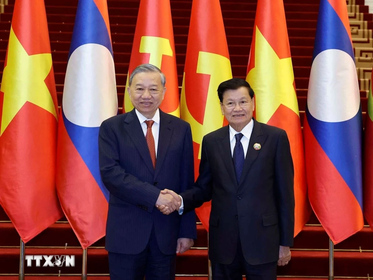 Tổng Bí thư Tô Lâm và Tổng Bí thư, Chủ tịch nước Lào Thongloun Sisoulith đồng chủ trì Cuộc gặp cấp cao giữa Đảng Cộng sản Việt Nam và Đảng Nhân dân Cách mạng Lào, tháng 12/2025. (Ảnh: Thống Nhất/TTXVN)