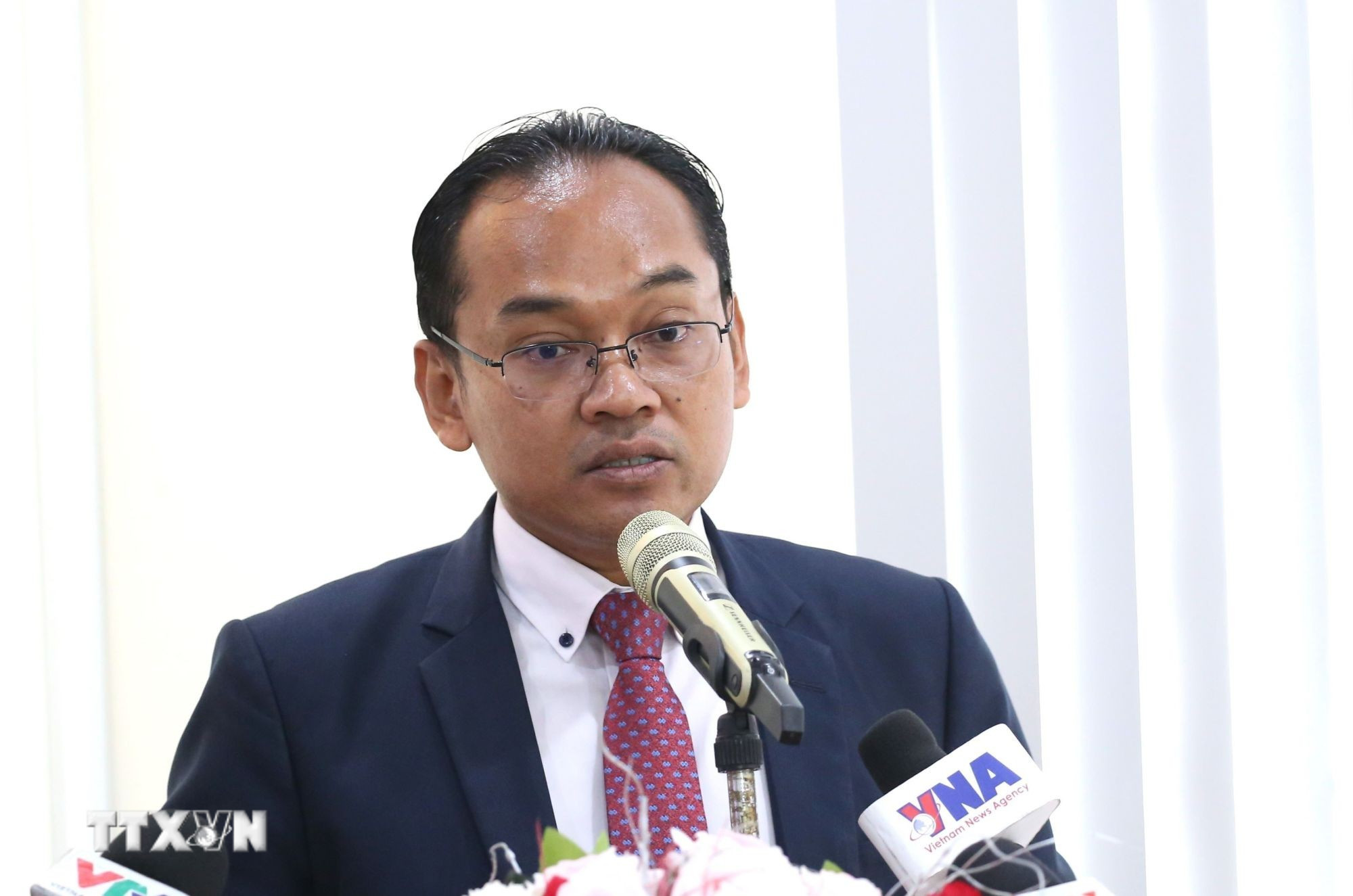 Tiến sỹ Seun Sam, nhà phân tích chính sách thuộc Viện Hàn lâm Hoàng gia Campuchia (RAC), phát biểu tại chương trình tọa đàm “Đảng Cộng sản Việt Nam trong kỷ nguyên phát triển mới của Việt Nam” do Đại sứ quán Việt Nam tại Vương quốc Campuchia tổ chức. (Ảnh: Huỳnh Thảo/TTXVN)