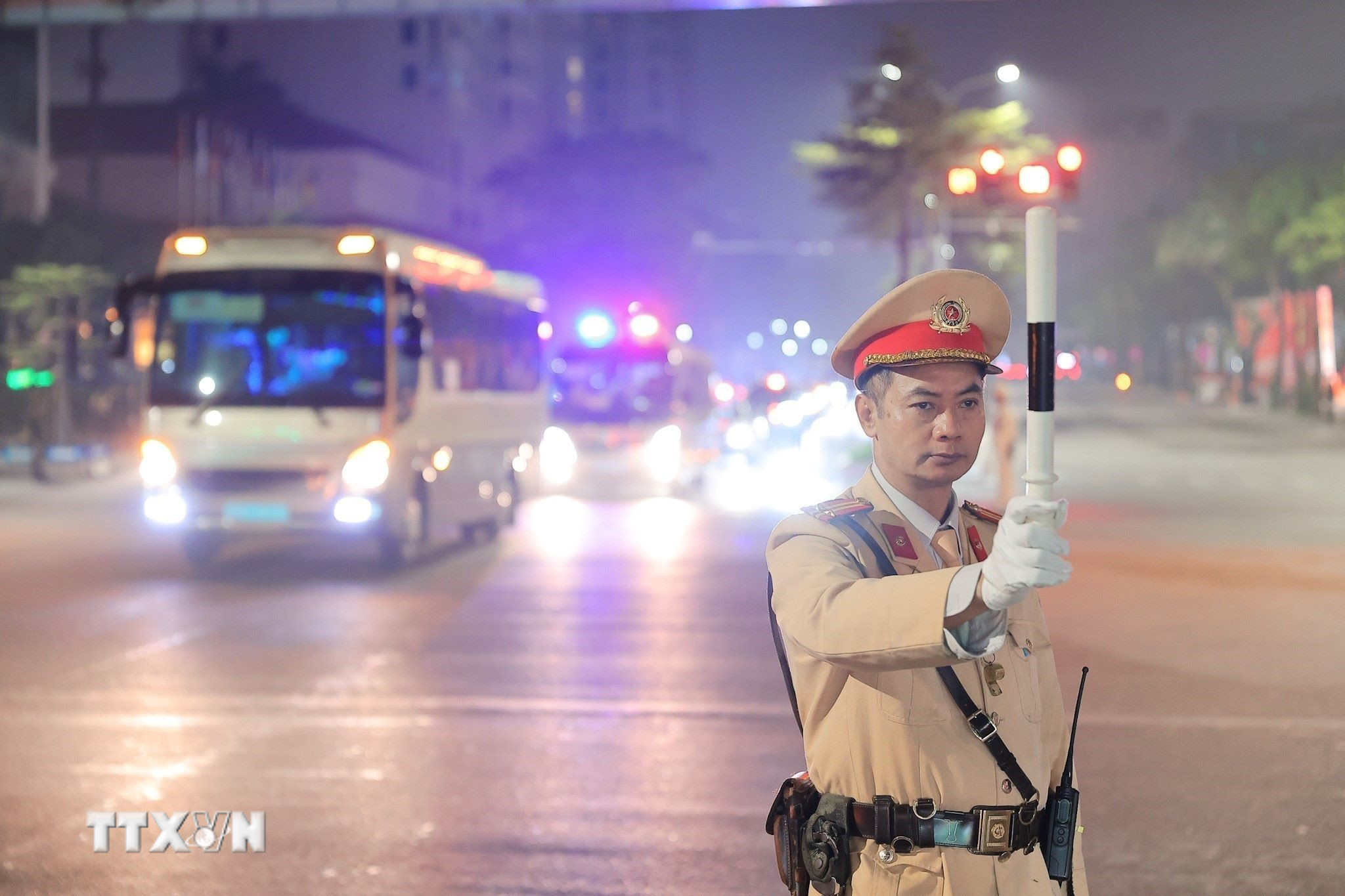 Lực lượng chức năng điều tiết giao thông tại nút giao Kim Mã-Liễu Giai. (Ảnh: TTXVN)