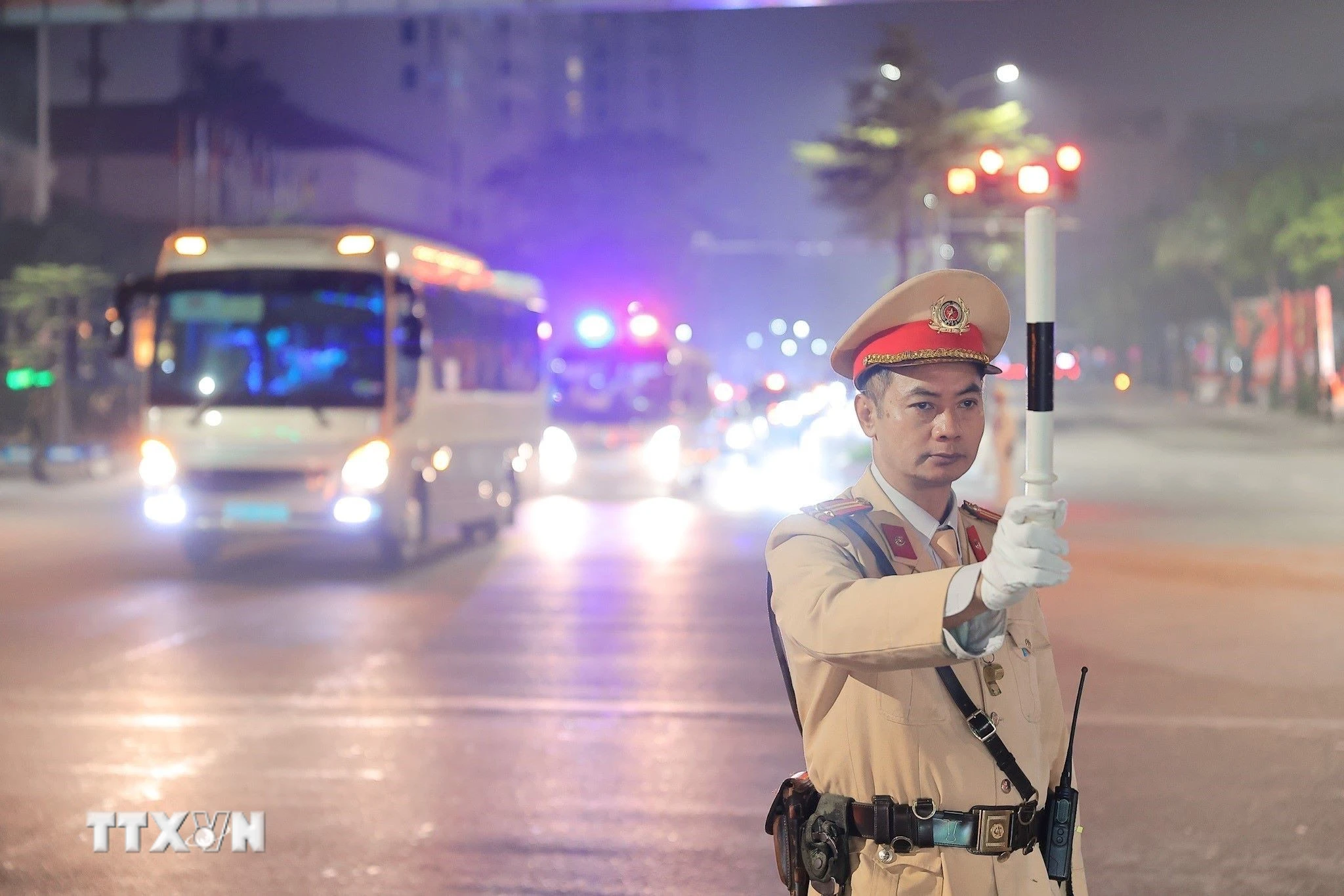 Lực lượng chức năng điều tiết giao thông tại nút giao Kim Mã-Liễu Giai. (Ảnh: TTXVN)