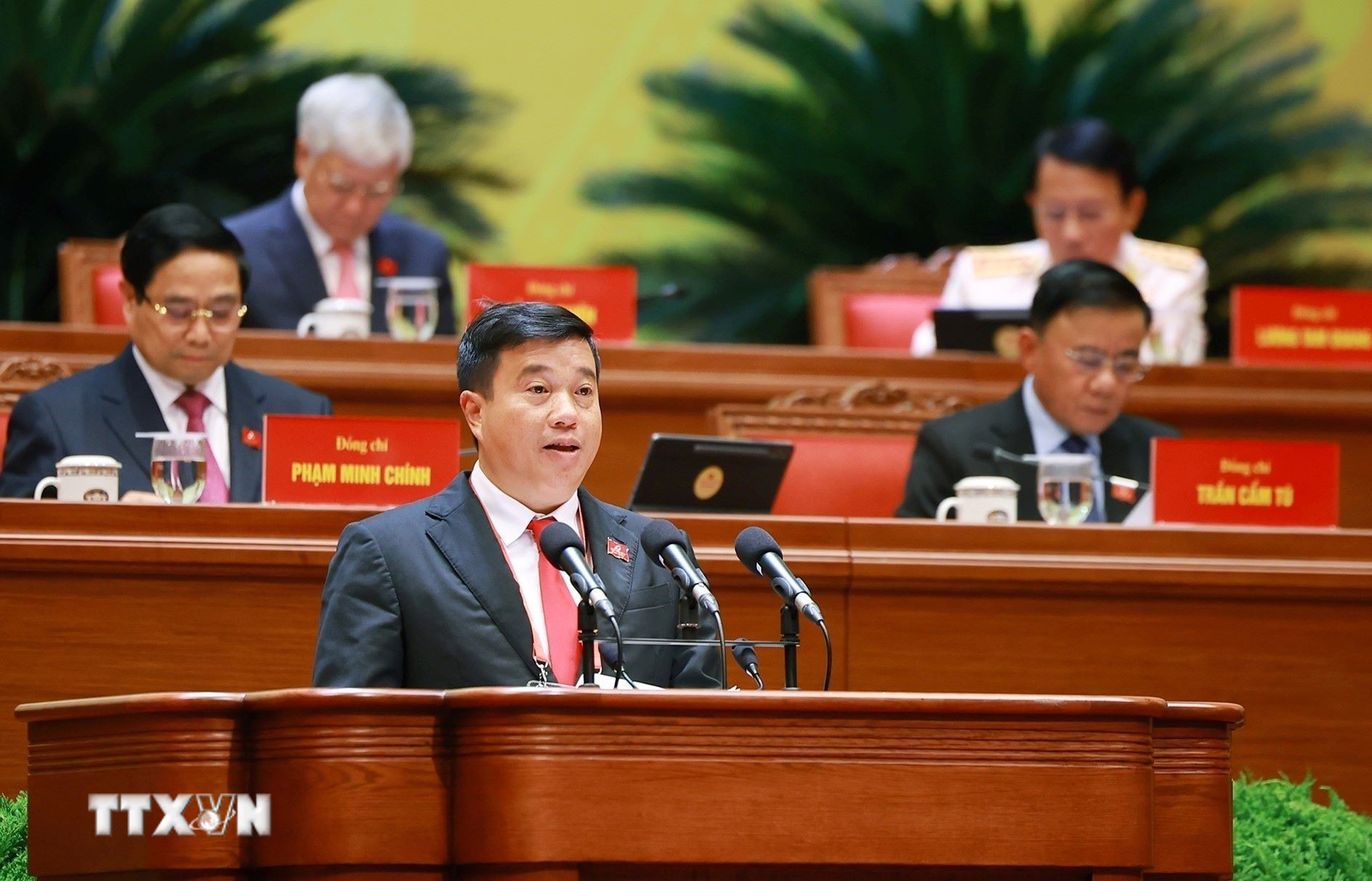 Đồng chí Y Thanh Hà Niê Kđăm, Ủy viên Trung ương Đảng, Bí thư Tỉnh ủy, Trưởng Đoàn đại biểu Quốc hội tỉnh Lâm Đồng, trình bày tham luận: “Củng cố hệ thống chính trị vùng đồng bào dân tộc thiểu số, tăng cường niềm tin của Nhân dân với Đảng.” (Ảnh: TTXVN)