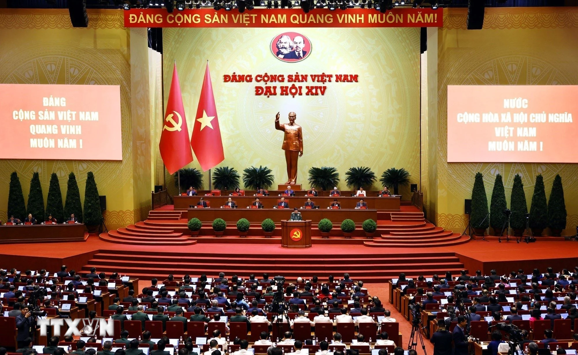 Phiên thảo luận tại hội trường về các văn kiện Đại hội, sáng 21/1. (Ảnh: TTXVN)