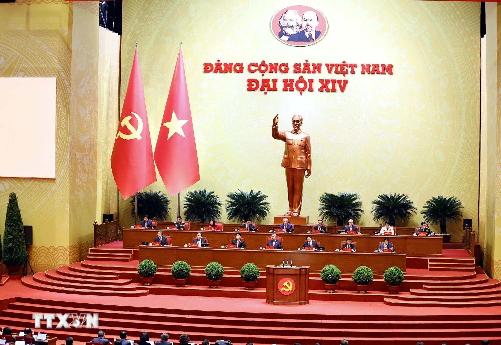 Đoàn Chủ tịch điều hành Đại hội. (Ảnh: TTXVN)