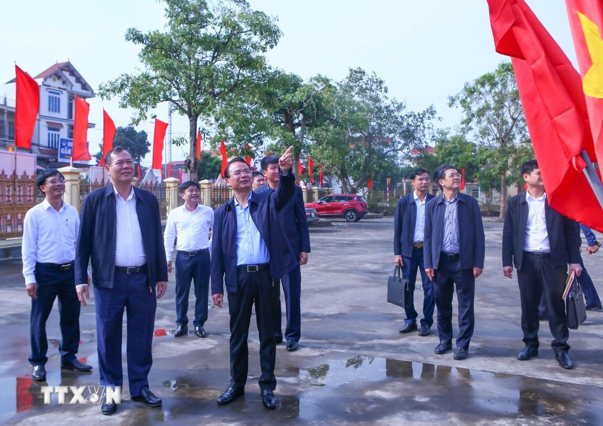 Bí thư Tỉnh ủy Ninh Bình Đặng Xuân Phong cùng đoàn công tác kiểm tra công tác tuyên truyền Đại hội đại biểu toàn quốc lần thứ XIV của Đảng tại xã Quỹ Nhất. (Ảnh: Công Luật/TTXVN)