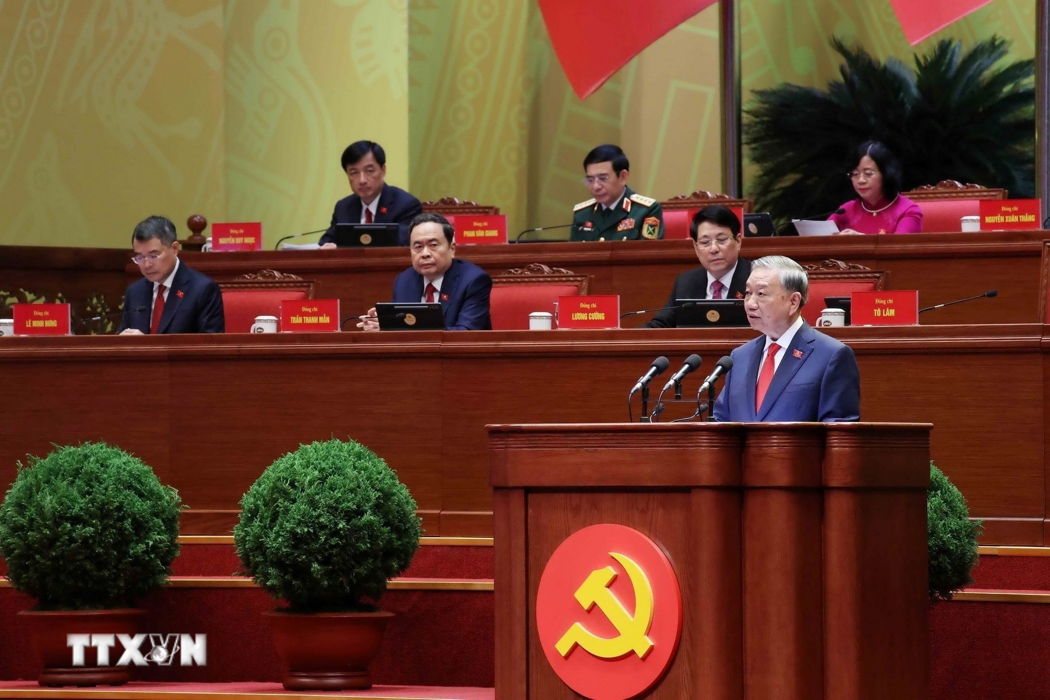 Tổng Bí thư Tô Lâm trình bày Báo cáo của Ban Chấp hành Trung ương Đảng khóa XIII về các văn kiện trình Đại hội XIV của Đảng. (Ảnh: TTXVN)