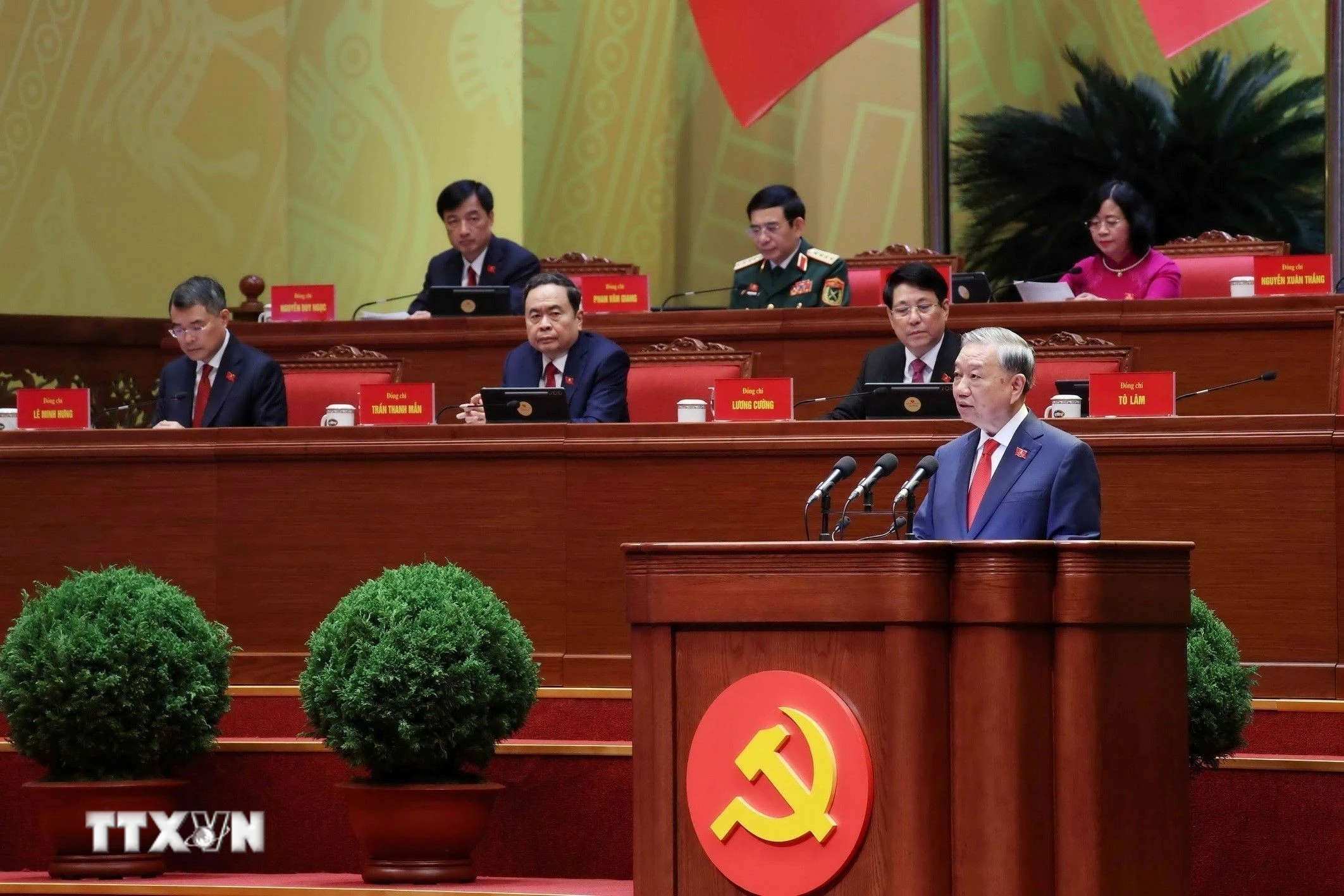 Tổng Bí thư Tô Lâm trình bày Báo cáo của Ban Chấp hành Trung ương Đảng khóa XIII về các văn kiện trình Đại hội XIV của Đảng. (Ảnh: TTXVN)