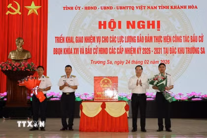 Đồng chí Hồ Xuân Trường và Chuẩn đô đốc Nguyễn Anh Tuấn tặng hoa cho các lực lượng thực hiện công tác bầu cử đại biểu Quốc hội khóa XVI và đại biểu Hội đồng Nhân dân các cấp, nhiệm kỳ 2026-2031 tại đặc khu Trường Sa. (Ảnh: TTXVN phát)