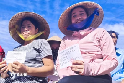 Các cử tri trên đảo Hòn Chuối phấn khởi khi cầm trên tay các lá phiếu. (Ảnh: Chanh Đa/TTXVN)