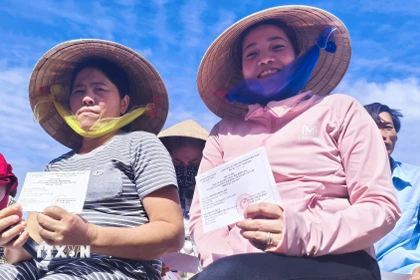 Các cử tri trên đảo Hòn Chuối phấn khởi khi cầm trên tay các lá phiếu. (Ảnh: Chanh Đa/TTXVN)