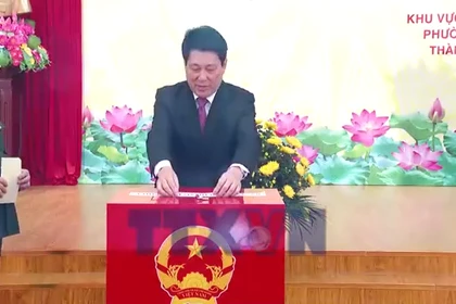 Chủ tịch nước Lương Cường bỏ phiếu bầu cử tại Khu vực bỏ phiếu số 26 ở Hà Nội 