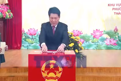 Chủ tịch nước Lương Cường bỏ phiếu bầu cử tại Khu vực bỏ phiếu số 26 ở Hà Nội 