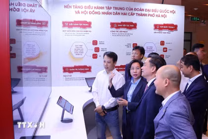 Các đại biểu trải nghiệm Nền tảng Điều hành tập trung của Đoàn đại biểu Quốc hội và Hội đồng nhân dân hai cấp Thành phố Hà Nội. (Ảnh: Văn Điệp/TTXVN)