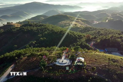 Cột mốc ngã ba biên giới ơ Bờ Y (Quảng Ngãi). (Ảnh: Cao Nguyên/TTXVN)