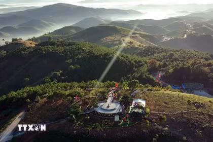 Cột mốc ngã ba biên giới ơ Bờ Y (Quảng Ngãi). (Ảnh: Cao Nguyên/TTXVN)