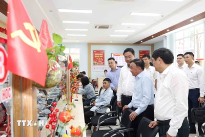 Thường trực Ban Bí thư Trần Cẩm Tú thăm Trung tâm Hành chính công phường Thanh Khê, thành phố Đà Nẵng. (Ảnh: Phương Hoa/ TTXVN)