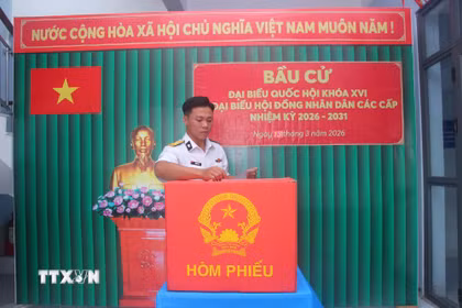 Cán bộ chiến sỹ trên đảo Hòn Chuối tiến hành bầu cử sớm. (Ảnh: Chanh Đa/TTXVN)