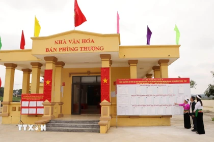 Xã vùng cao Phú Long, tỉnh Ninh Bình rực rỡ cờ hoa sẵn sàng cho ngày bầu cử. (Ảnh: Hải Yến/TTXVN)