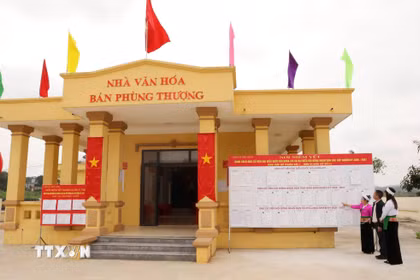 Xã vùng cao Phú Long, tỉnh Ninh Bình rực rỡ cờ hoa sẵn sàng cho ngày bầu cử. (Ảnh: Hải Yến/TTXVN)