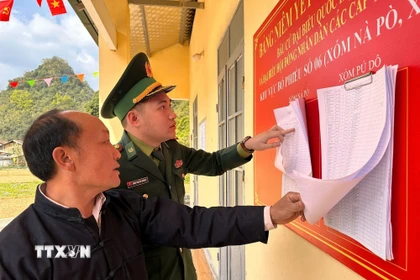 Bộ đội Biên phòng Cửa khẩu quốc tế Trà Lĩnh tuyên truyền bầu cử cho đồng bào vùng biên. (Ảnh: Chu Hiệu/TTXVN)