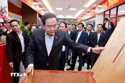 Chủ tịch Quốc hội Trần Thanh Mẫn kiểm tra, giám sát công tác chuẩn bị bầu cử tại khu vực bỏ phiếu số 8, phường Hải An, thành phố Hải Phòng. (Ảnh: Doãn Tấn/TTXVN)