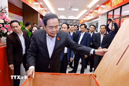 Chủ tịch Quốc hội Trần Thanh Mẫn kiểm tra, giám sát công tác chuẩn bị bầu cử tại khu vực bỏ phiếu số 8, phường Hải An, thành phố Hải Phòng. (Ảnh: Doãn Tấn/TTXVN)