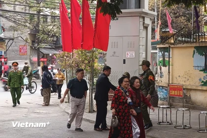 Cử tri đến điểm bầu cử số 1, phường Vĩnh Hưng. (Ảnh: Thu Hương/Vietnam+)