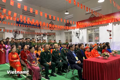 Các đại biểu dự lễ khai mạc bầu cử tại Khu vực bỏ phiếu số 1, phường Vĩnh Hưng, Hà Nội. (Ảnh: Thu Hương/Vietnam+)