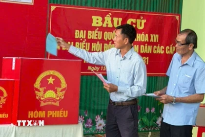Các cử tri bỏ phiếu tại khu vực bỏ phiếu số 19, tổ 17, phường Long Bình. (Ảnh: Sỹ Tuyên/TTXVN)