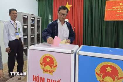 Các cử tri trên đảo tiền tiêu Nhơn Châu (tỉnh Gia Lai) tham gia bỏ phiếu bầu đại biểu Quốc hội khóa XVI và đại biểu Hội đồng Nhân dân các cấp nhiệm kỳ 2026-2031. (Ảnh: Quang Thái/TTXVN)