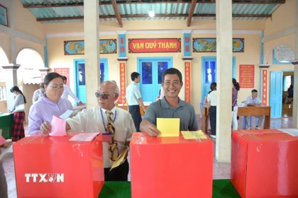 Cử tri đặc khu Phú Quý (Lâm Đồng) nô nức khí thế và phấn khởi tham gia vào ngày hội lớn. (Ảnh: Nguyễn Thanh/ TTXVN)