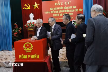 Ngay từ sáng sớm, các cử tri phường Hoa Lư, tỉnh Ninh Bình đến bỏ phiếu tại Khu vực bỏ phiếu số 27. (Ảnh: Hải Yến/TTXVN)