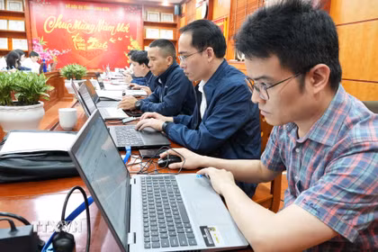 Các cán bộ đều cập nhật số liệu cử tri đi bầu cử trên hệ thống phần mềm thống nhất của tỉnh. (Ảnh: Tiến Vĩnh/TTXVN)