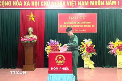 Mỗi lá phiếu gửi gắm niềm tin, kỳ vọng vào các đại biểu được chọn của cử tri khu vực biên giới. (Ảnh: TTXVN phát)