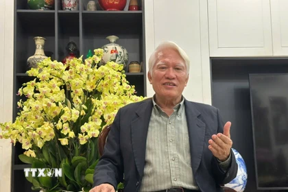 Phó Giáo sư, tiến sỹ Nguyễn Chu Hồi, Đại biểu Quốc hội khóa XV, nhận định việc rút ngắn nhiệm kỳ Quốc hội khoá XV là một quyết định mang tầm chiến lược để từng bước rút ngắn thời gian kiện toàn hệ thống lập pháp và hành pháp ngay sau các kỳ đại hội Đảng. (Ảnh: Diệu Thúy/TTXVN)