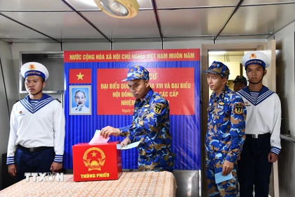 Cử tri trên tàu hải quân bỏ phiếu bầu cử. (Ảnh: TTXVN phát)