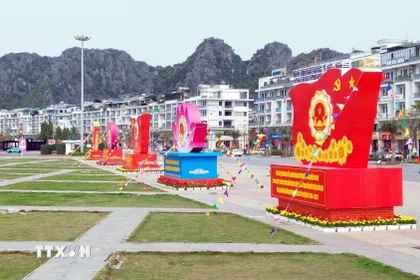 Các biểu trưng về bầu cử được đặt trên tuyến đường Trần Quốc Nghiễn trước Quảng trường 30/10, phường Hạ Long. (Ảnh: Đức Hiếu/TTXVN)