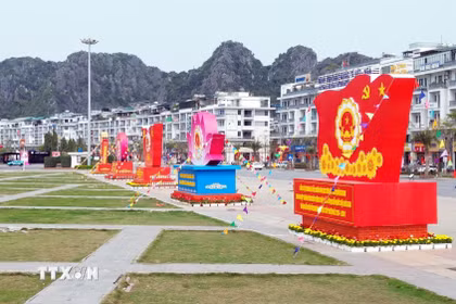 Các biểu trưng về bầu cử được đặt trên tuyến đường Trần Quốc Nghiễn trước Quảng trường 30/10, phường Hạ Long. (Ảnh: Đức Hiếu/TTXVN)