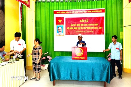 Cử tri đặc khu Thổ Châu tham gia bầu cử sáng 8/3/20026. (Ảnh: Văn Sĩ/TTXVN)