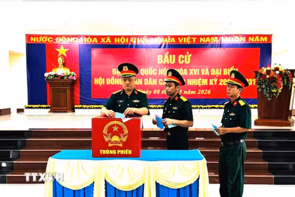 Cán bộ, chiến sỹ các lực lượng vũ trang làm nhiệm vụ tại đặc khu Thổ Châu tham gia bầu cử sáng 8/3/2026. (Ảnh: Văn Sĩ/TTXVN)