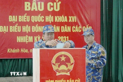 Những cử tri đầu tiên bỏ phiếu ở tổ bầu cử số 7, đặc khu Trường Sa. (Ảnh: TTXVN phát)