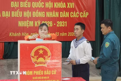 Cử tri đặc khu Trường Sa bỏ phiếu bầu đại biểu Quốc hội khóa XVI và Hội đồng Nhân dân các cấp nhiệm kỳ 2026-2031. (Ảnh: TTXVN phát)