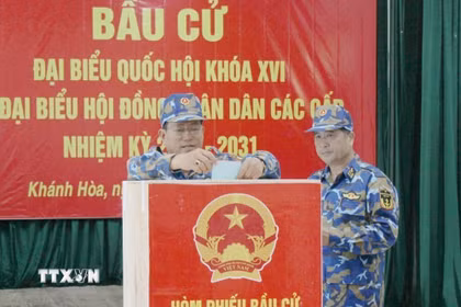 Những cử tri đầu tiên bỏ phiếu ở tổ bầu cử số 7, đặc khu Trường Sa. (Ảnh: TTXVN phát)