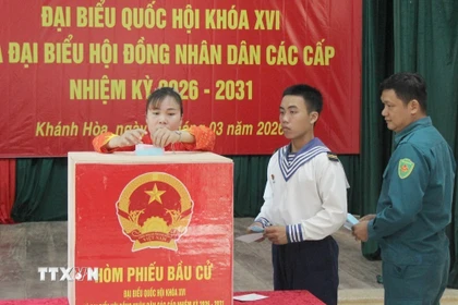 Cử tri đặc khu Trường Sa bỏ phiếu bầu đại biểu Quốc hội khóa XVI và Hội đồng Nhân dân các cấp nhiệm kỳ 2026-2031. (Ảnh: TTXVN phát)