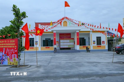 Tuyến đường chính của xã Giao Phúc (Ninh Bình) rực rỡ cờ hoa chào mừng Ngày bầu cử. (ẢnhaKhu vực bỏ phiếu số 12, xã Xuân Hưng, có khoảng 93% đồng bào Công giáo, được trang hoàng rực rỡ chào đón Ngày hội non sông. (Ảnh: Công Luật/TTXVN): Nguyễn Lành/TTXVN)