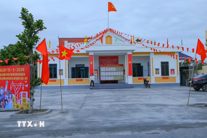 Tuyến đường chính của xã Giao Phúc (Ninh Bình) rực rỡ cờ hoa chào mừng Ngày bầu cử. (ẢnhaKhu vực bỏ phiếu số 12, xã Xuân Hưng, có khoảng 93% đồng bào Công giáo, được trang hoàng rực rỡ chào đón Ngày hội non sông. (Ảnh: Công Luật/TTXVN): Nguyễn Lành/TTXVN)