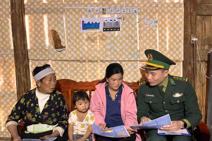 Bộ đội Biên phòng Cửa khẩu quốc tế Trà Lĩnh tuyên truyền bầu cử cho đồng bào vùng biên. (Ảnh: Chu Hiệu/TTXVN)