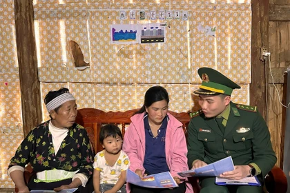 Bộ đội Biên phòng Cửa khẩu quốc tế Trà Lĩnh tuyên truyền bầu cử cho đồng bào vùng biên. (Ảnh: Chu Hiệu/TTXVN)