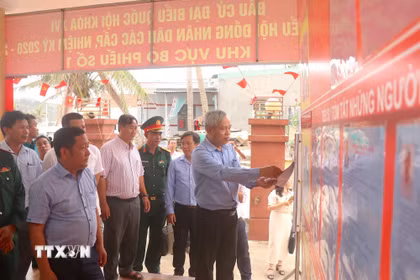 Công tác kiểm tra các điểm bầu cử trên xã đảo Nhơn Châu (tỉnh Gia Lai) được chuẩn bị kỹ lưỡng, sẵn sàng cho ngày hội của non sông. (Ảnh: Quang Thái/TTXVN)