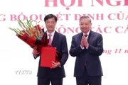 Tổng Bí thư Tô Lâm trao Quyết định của Bộ Chính trị điều động, phân công, chỉ định đồng chí Nguyễn Duy Ngọc giữ chức Bí thư Thành ủy Hà Nội nhiệm kỳ 2025-2030. (Ảnh: Văn Điệp/TTXVN)